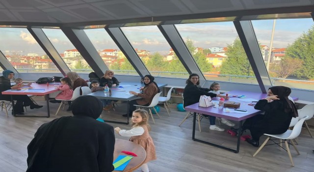 Anneler, çocuklarıyla birlikte atölye deneyimi yaşıyor