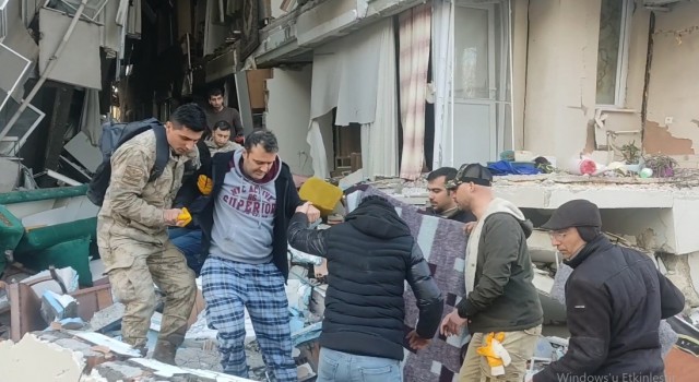 Antakyada 3 kişi enkazdan sağ çıkarıldı