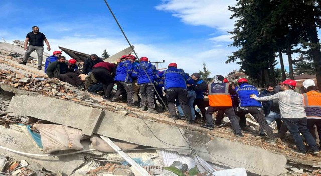 Antakyada 35 saat sonra 2 kişi enkazdan sağ olarak çıkarıldı