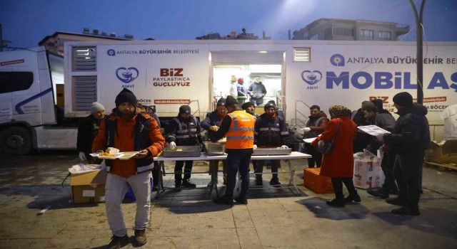 Antalya Büyükşehir Belediyesi 10 gündür depremzedelerin yanında