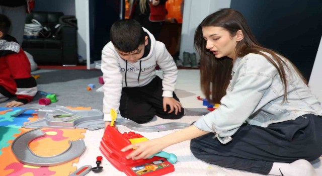 Antalya Büyükşehir Belediyesi Afet Yardım Merkezinde yürek ısıtan görüntüler