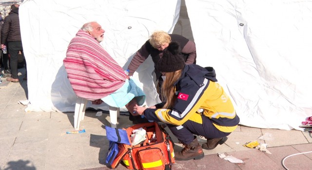 Antalya Büyükşehir Belediyesi deprem bölgesinde yaraları sarmaya devam ediyor