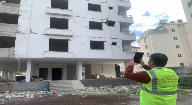 Antalya Büyükşehir Belediyesi ekipleri sahada hasar tespit çalışmalarını sürdürüyor