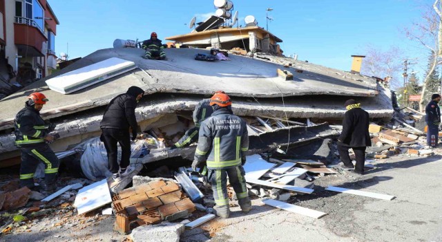 Antalya İtfaiyesi 57 saat sonra bir vatandaşı enkazdan sağ çıkardı