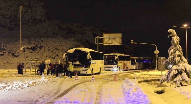 Antalya-Konya Kara Yolunda yüzlerce araç yolun açılmasını bekliyor
