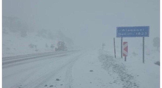 Antalya-Konya karayolu trafiğe kapatıldı, sürücüler tesislere yönlendirildi