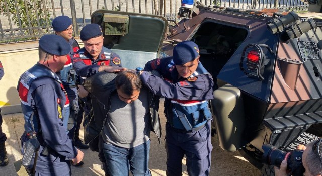 Antalyada 3 kişiyi öldürdüğü iddia edilen zanlı, zırhlı araçla adliyeye getirildi