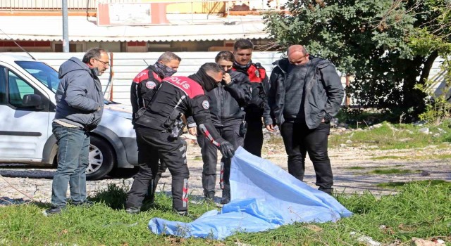 Antalyada boş arazide erkek cesedi bulundu
