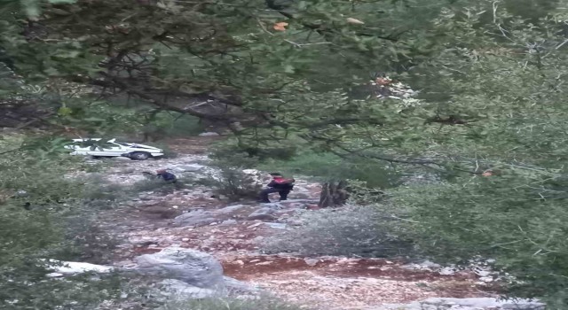 Antalyada otomobil şarampole uçtu: 1 ölü, 1 yaralı