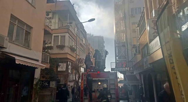 Antalyada sokağı dumana boğan yangın