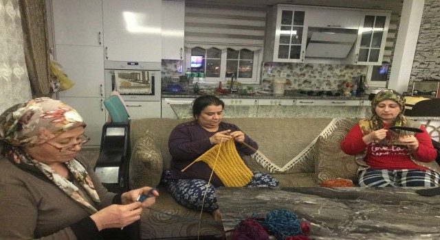 Antalyalı kadınlar ilmekleri deprem bölgesi için atıyor