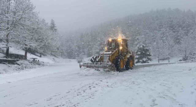 Antalyanın Akseki ilçesinde 25 mahalle yolu kar sebebiyle kapalı