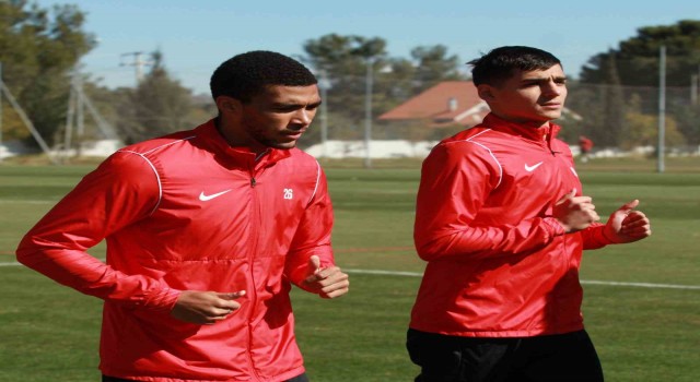 Antalyasporda yeni transferler ilk antrenmanına çıktı