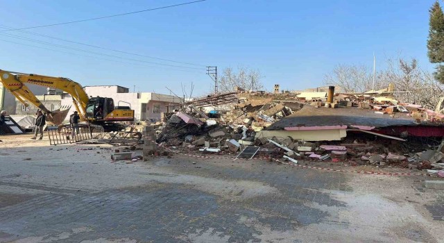Arabanda acil ağır hasarlı binaların yıkımına başlandı