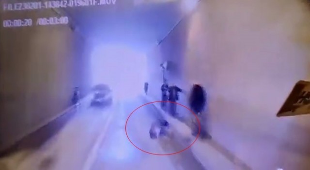 Araç alt geçidini kullanan kişi otomobilin altında kalmaktan kıl payı kurdu