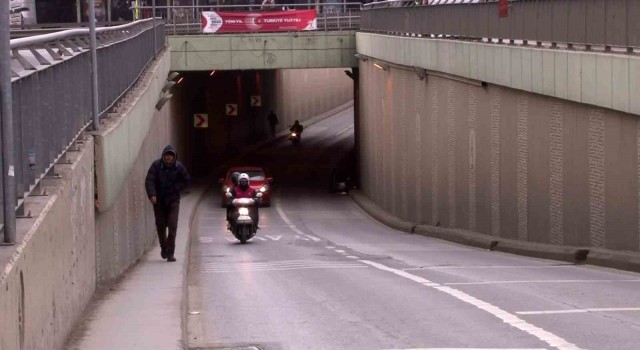 Araç alt geçinden geçen yayalar, her gün ölümle karşı karşıya kalıyor