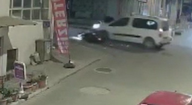 Araçla çarpışan motosiklet sürücü metrelerce fırladı