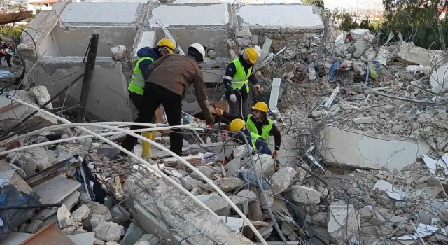 Arama kurtarma köpeği Tetik tek başına Samandağda 15 can kurtardı