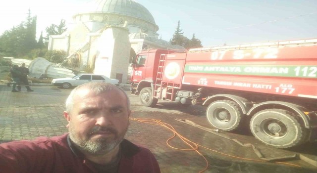 Arazözler depremzedelere su taşıyor