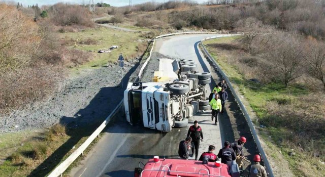 Arnavutköyde sürücüsünün kontrolünden çıkarak devrilen hafriyat kamyonu yolu kapattı