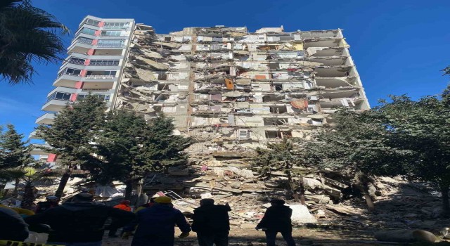 Artçı depremde binalar yıkıldı
