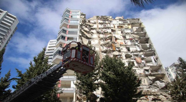 Artçı depremde mahsur kalan 4 kişi kurtarıldı