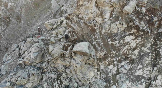 Artvinde heyelan bölgesi için profesyonel dağcılar bölgede çalışma başlattı