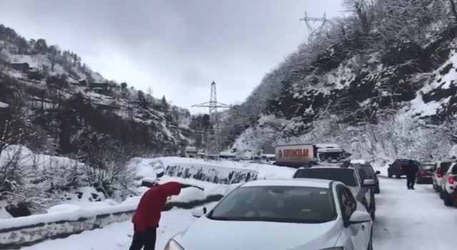 Artvinde kar yağışı karayolunda ulaşımın aksamasına neden oldu