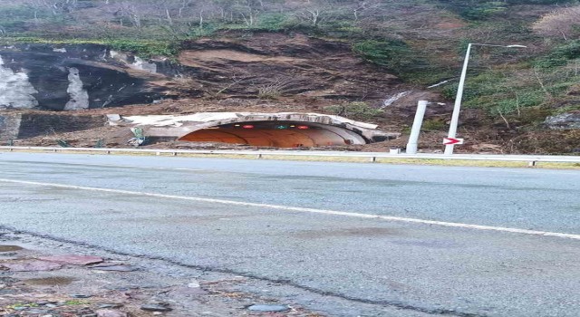 Artvinde Kopmuş Tüneli girişinde heyelan