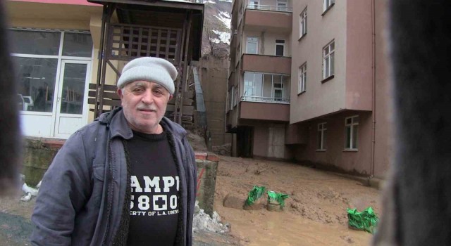 Artvinin Borçka ilçesinde heyelan riski nedeniyle bazı evler boşaltıldı