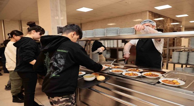 Aşevi, ilk yemeklerini afetzedeler için hazırladı