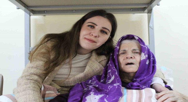 Asrın felaketinden kurtulan Bedriye teyze ve gönüllüler anne-kız gibi oldular