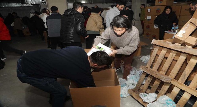 Atakumdan deprem bölgesine 39 tır ve 56 araçlık yardım