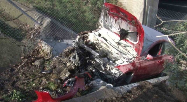 Ataşehirde şarampole yuvarlanan otomobilden burnu bile kanamadan çıktı