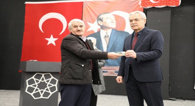 Atık toplayarak kazandıkları 2 bin 500 TLyi depremzedelere bağışladılar