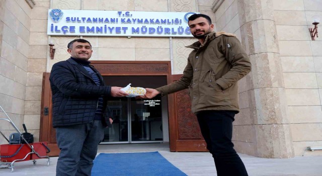 ATM önünde bulduğu 22 bin TLyi sahibine teslim etti
