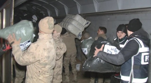 Avrupadan akın akın yardım tırları geliyor, polis-asker el ele tasnif yapıyor