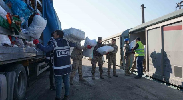 Avrupadan gelen yardım malzemeleri Edirneden tırlar ve trenlerle afet bölgelerine sevk ediliyor