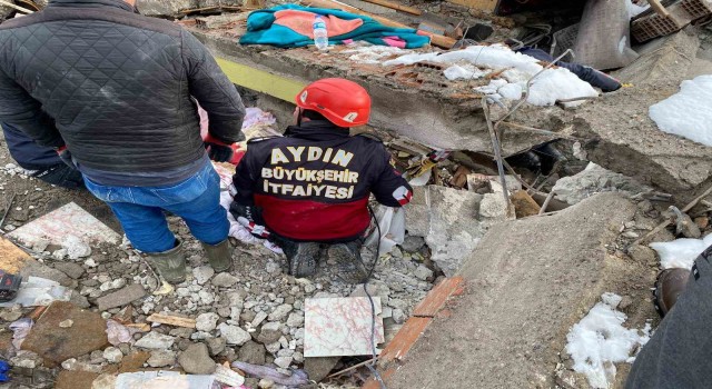 Aydın Büyükşehirin arama kurtarma ekipleri deprem bölgesinde çalışmalara başladı