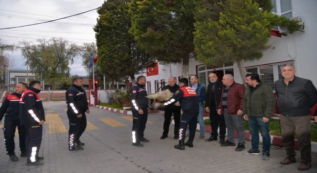 Aydına dönen arama kurtarma ekibi çiçeklerle karşılandı