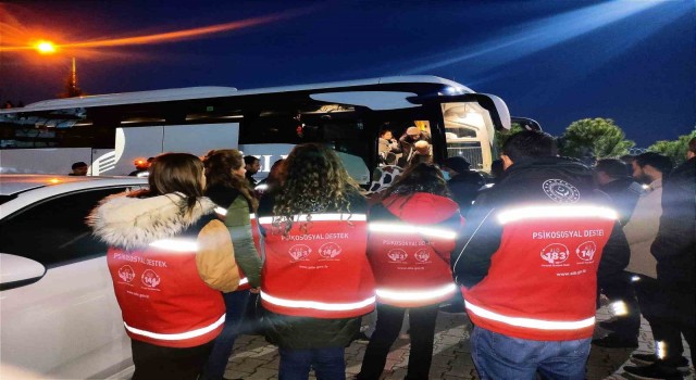 Aydına gelen depremzedelere destek oluyorlar