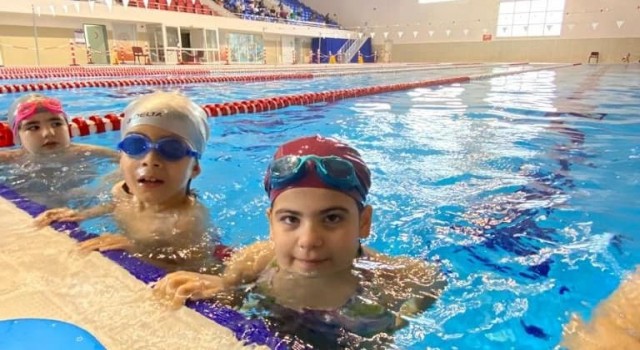 Aydında çocuklar yüzme öğrenmeye devam ediyor