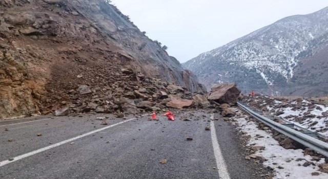 Aynı güzergahta 1 saat arayla yaşanan ikinci heyelan kamerada