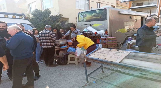 Ayvalıklı gönüllü Hatayda binlerce insana seyyar mutfağıyla umut oldu