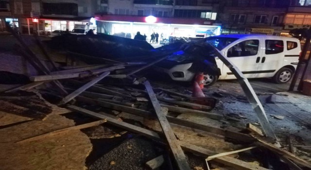 Ayvalıkta kuvvetli fırtınada bir apartmanın çatısı uçtu