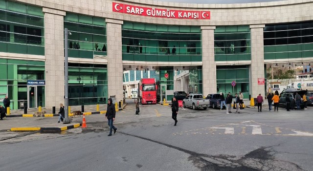 Azerbaycan ve Gürcistandan deprem bölgesine 80 tır yardım