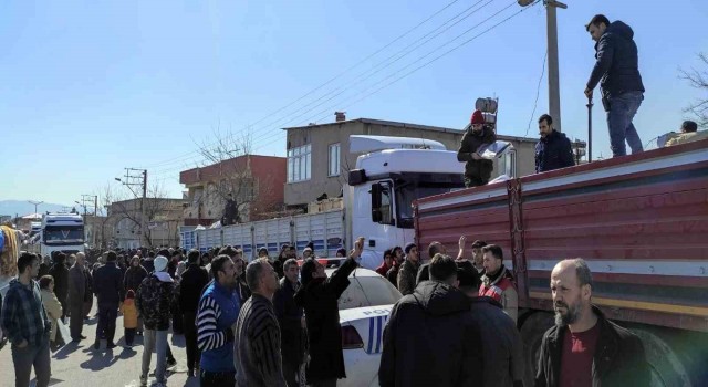 Azerbaycandan gelen yardım tırları depremzedelere merhem oldu