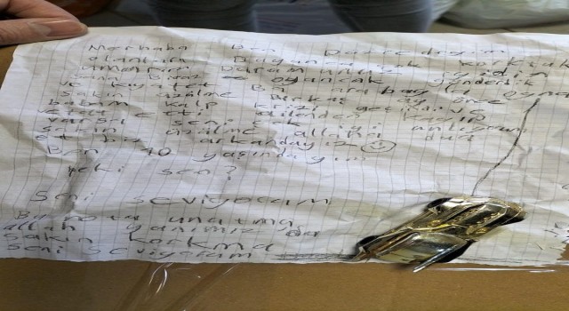 Babasını kaybeden minikten duygulandıran not