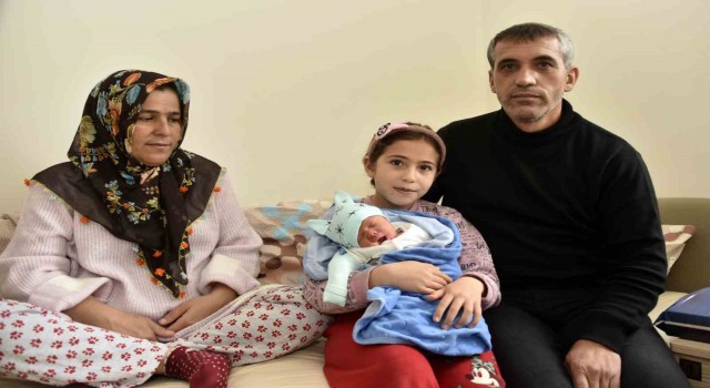 Babasının askerlik yaptığı şehirde depremzede olarak dünyaya geldi