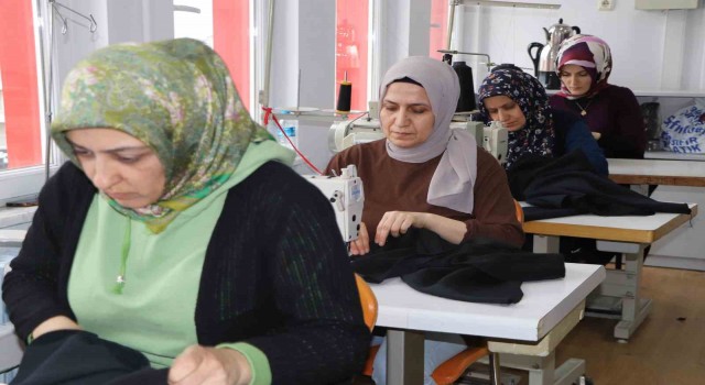 Bağışlanan kumaşlarla depremzedelere kışlık eşofman takımı üretiyorlar
